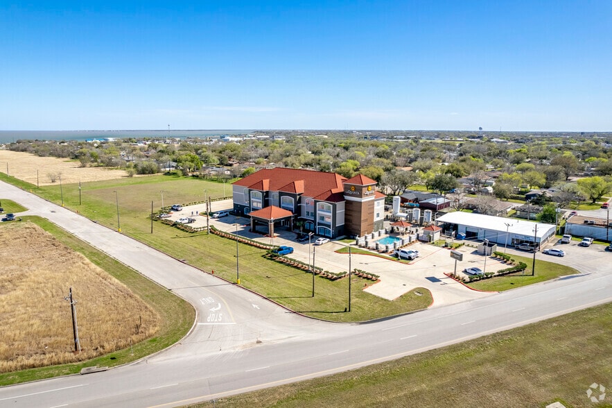 More Photos Of 910 State Highway 35 N, Port Lavaca Hotel For Sale