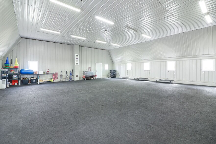 More Photos Of 27 S 100 W, Valparaiso Veterinarian Kennel For Sale