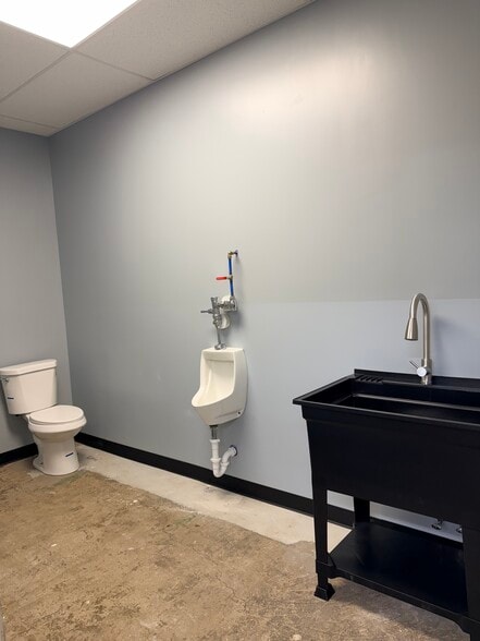 More Photos Of 595 Meadow Ave, Washington Warehouse For Lease