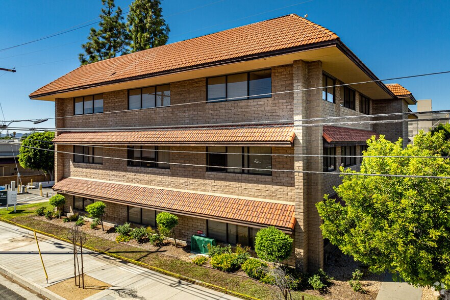 More Photos Of 18411 Clark St, Tarzana Medical For Lease