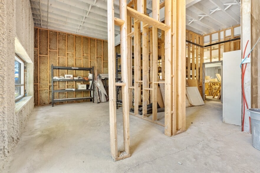 More Photos Of 255-257 Ste-anne Ave, Ottawa Warehouse For Sale