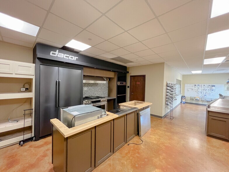 More Photos Of 17420 Highway 190 E, Hammond Showroom For Lease