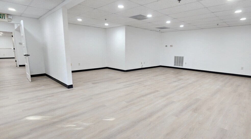 More Photos Of 42 Garden Ctr, Broomfield Office For Lease