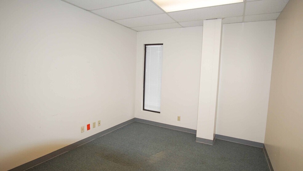 More Photos Of 1800 S Washington St, Beeville Office For Sale
