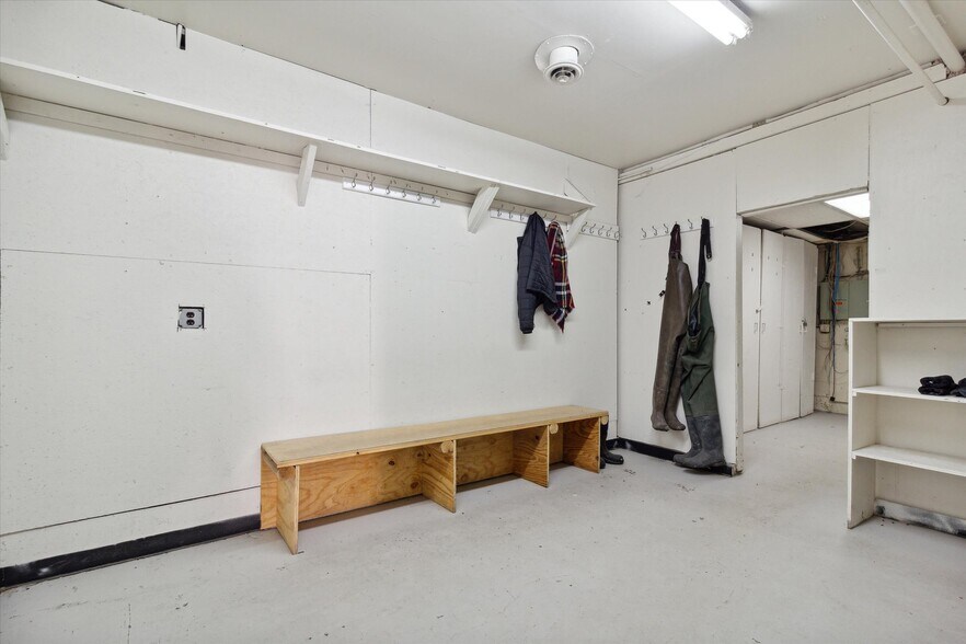 More Photos Of 4800 Joslyn Rd, Lake Orion Light Manufacturing For Sale