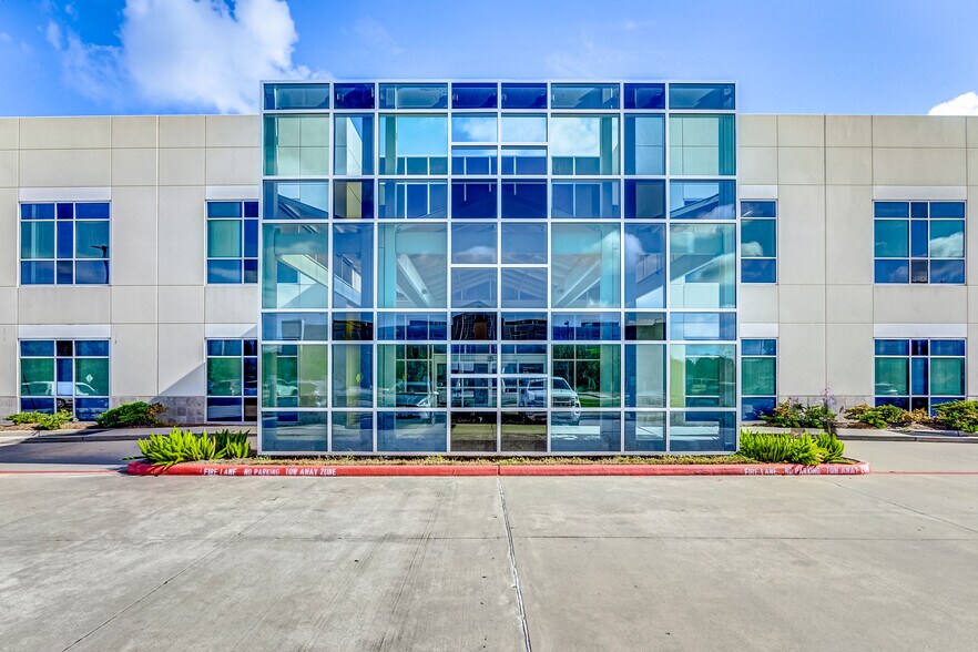 More Photos Of 506 Graham Dr, Tomball Medical For Lease