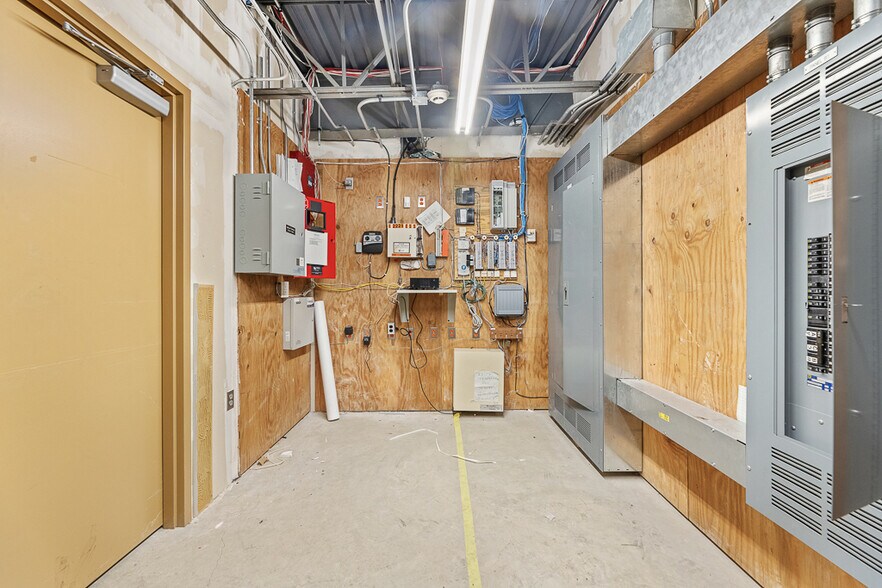 More Photos Of 2229 E State St, Salem Drugstore For Sale