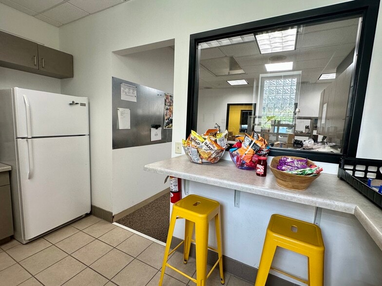 More Photos Of 3650 N Fremont Ave, Minneapolis Office For Sale