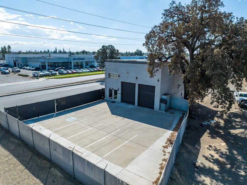 More Photos Of 217 S Ben Maddox Way, Visalia Service For Sale