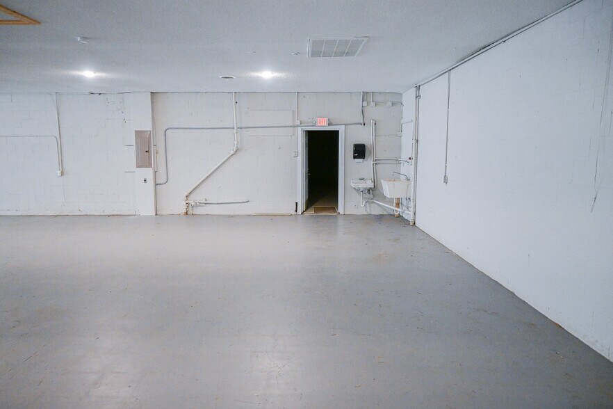 More Photos Of 2901 N Meridian St, Huntsville Light Distribution For Lease
