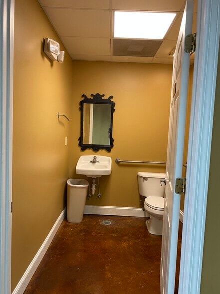 More Photos Of 1208A Helton Dr, Florence General Retail For Lease