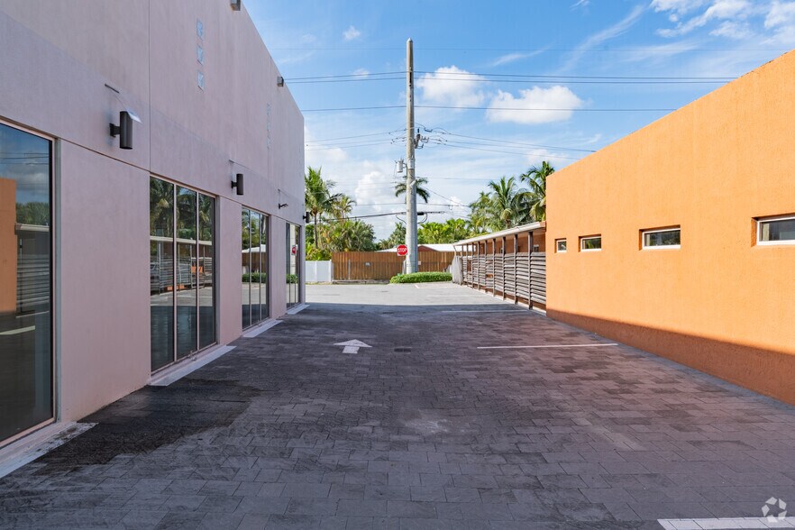 More Photos Of 1544 E Commercial Blvd, Oakland Park Freestanding For Lease