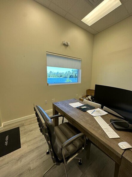 More Photos Of 423-425 NW 10th Ter, Hallandale Beach Light Manufacturing For Sale