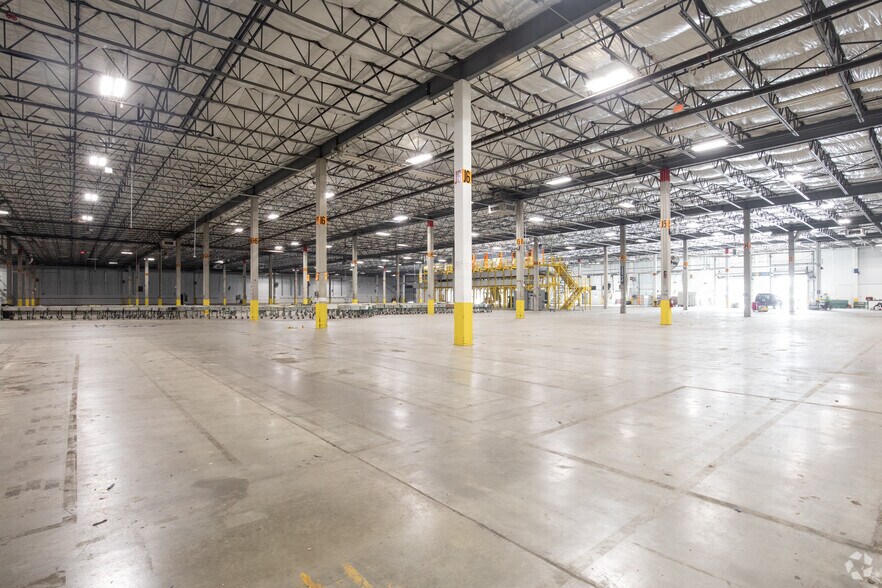 More Photos Of 201 Grumman Rd W, Bethpage Distribution For Lease