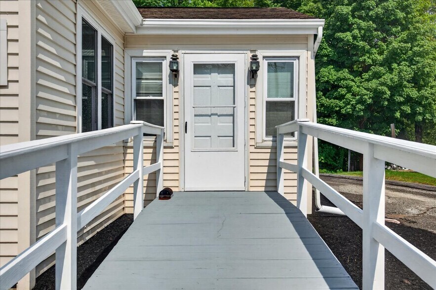 More Photos Of 25 Chesterfield Rd, East Lyme Office For Sale