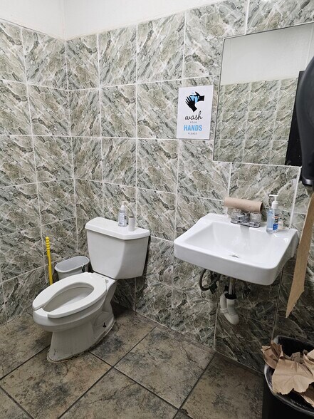 More Photos Of 953 E Sahara Ave, Las Vegas Storefront For Sale