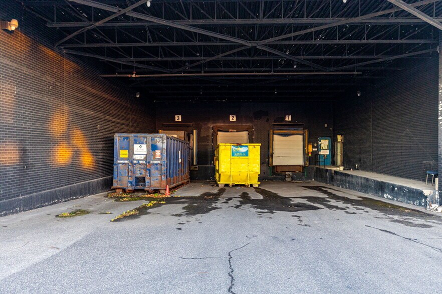 More Photos Of 5950 Ch De La Côte-De-Liesse, Mont-Royal Distribution For Lease