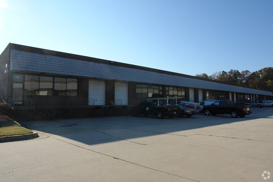 More Photos Of 701 Atando Ave, Charlotte Showroom For Lease