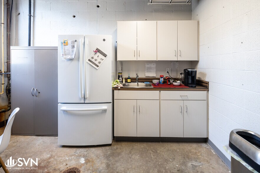 More Photos Of 330 Midland Pl, Lexington Warehouse For Lease