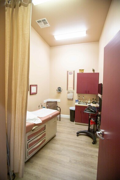 More Photos Of 2110 Railroad Ave, Redding Medical For Sale