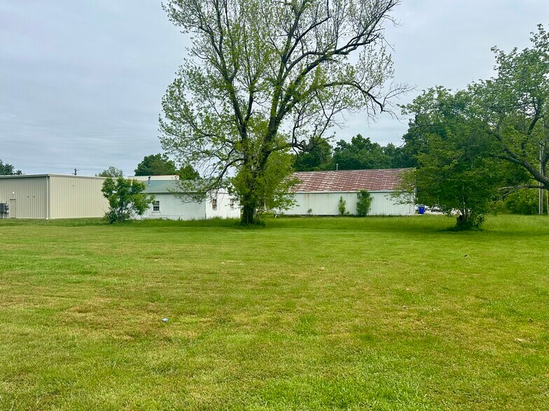 More Photos Of 1025 Highway 150 NE, Palmyra Freestanding For Sale