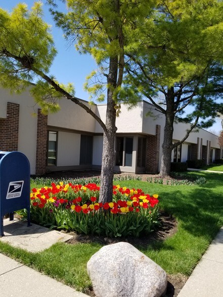 More Photos Of 1117 S Milwaukee Ave, Libertyville Unknown For Lease