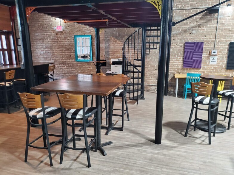 More Photos Of 204 S Austin St, Seguin Restaurant For Sale