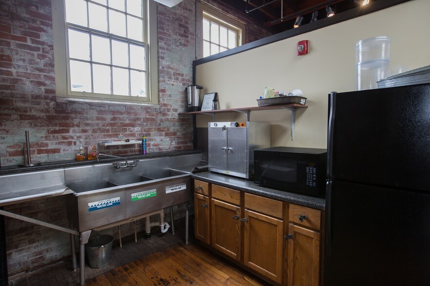 More Photos Of 146 Maxwell Ave, Greenwood Restaurant For Lease