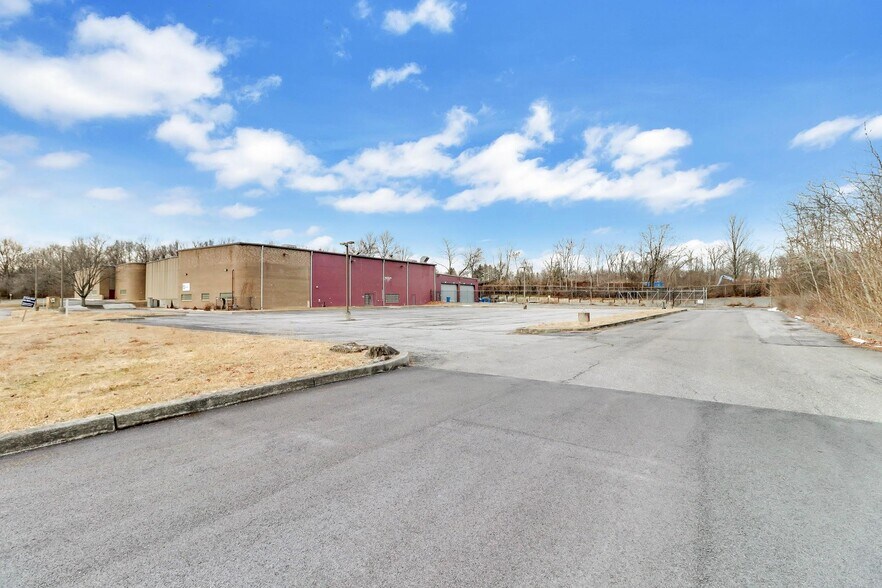 More Photos Of 40 Commercial Ave, Middletown Warehouse For Lease