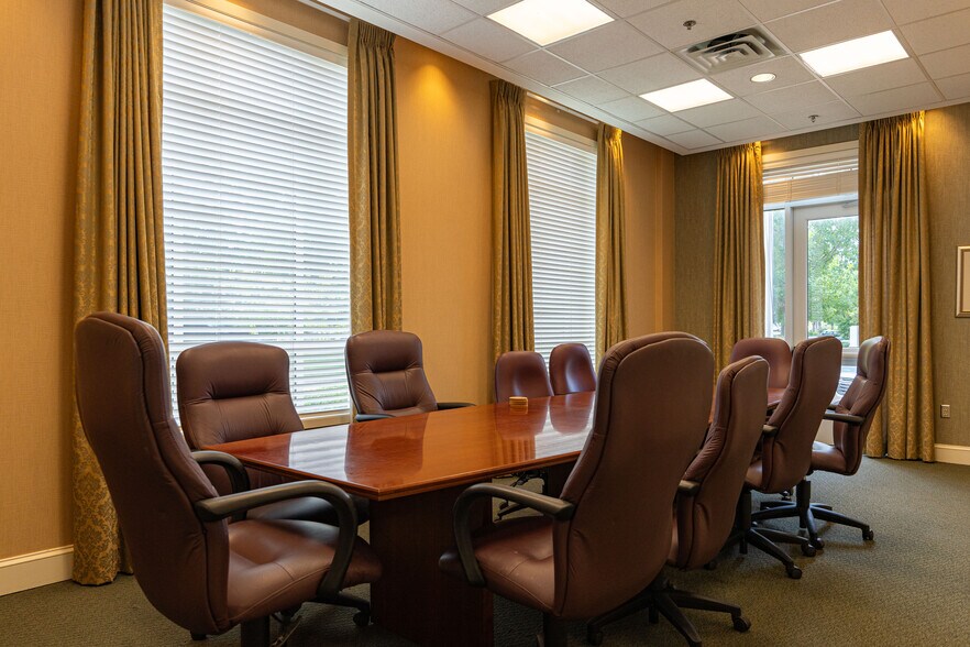 More Photos Of 1600 Highland Colony Pky, Madison Bank For Lease