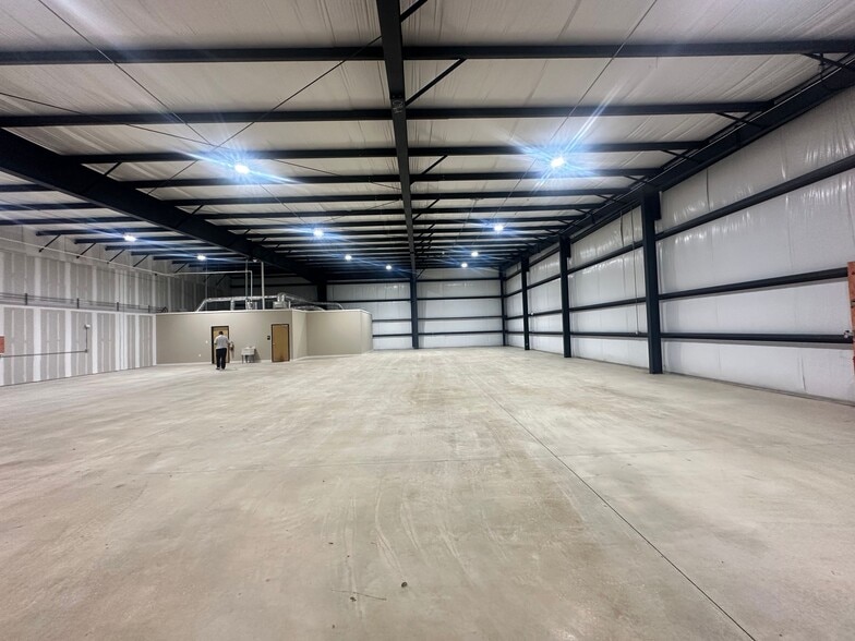 More Photos Of 4830 Marsett Pky, Cumming Light Manufacturing For Lease