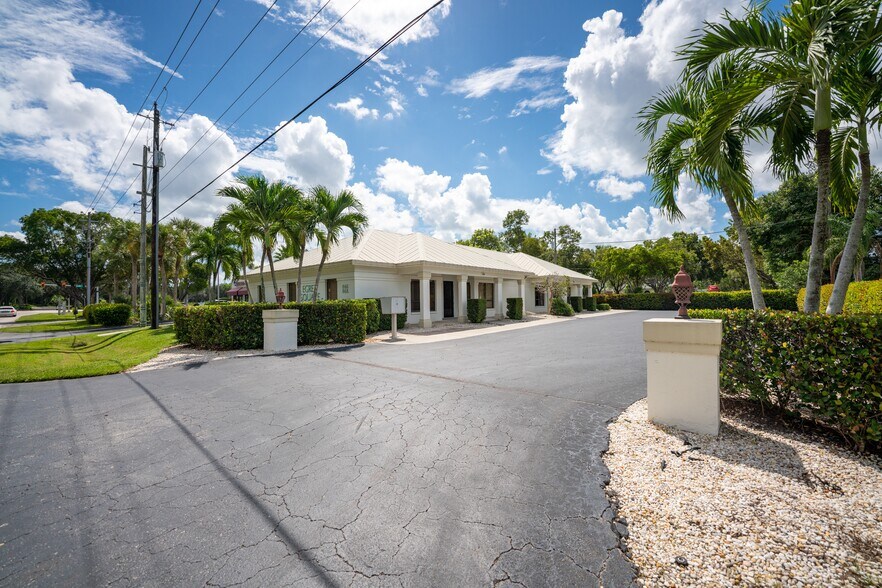 More Photos Of 866-868 99th Ave N, Naples Medical For Lease