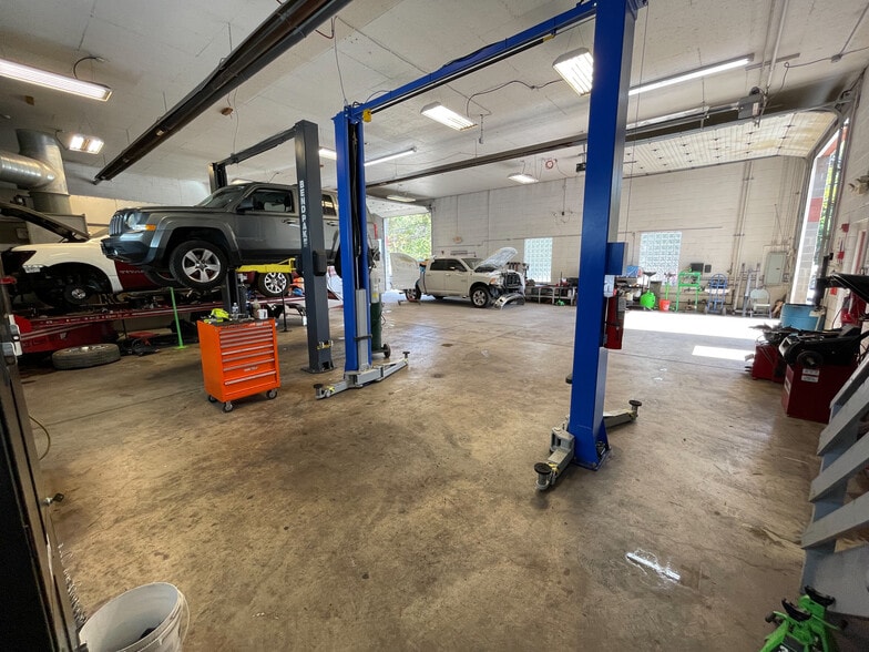 More Photos Of 630 Long Rd, Pittsburgh Showroom For Sale