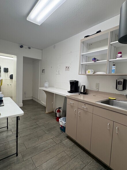 More Photos Of 4910 N Armenia Ave, Tampa Drugstore For Lease