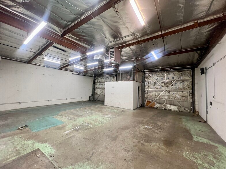 More Photos Of 7823-41 Noble Ave, Van Nuys Warehouse For Lease