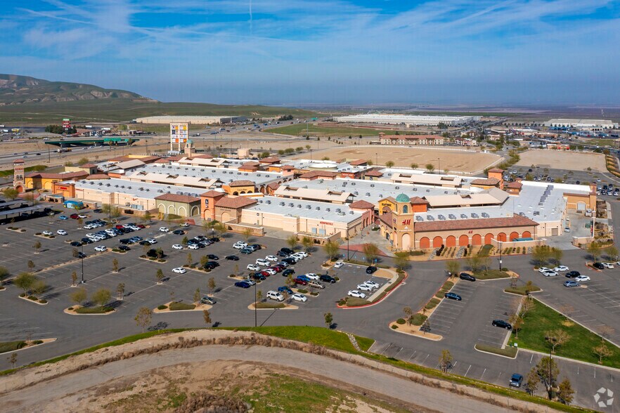 More Photos Of 5701 Outlets At Tejon Pky, Arvin Unknown For Lease