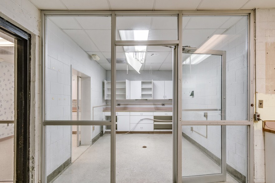 More Photos Of 5410 Allen Rd, Allen Park Medical For Sale