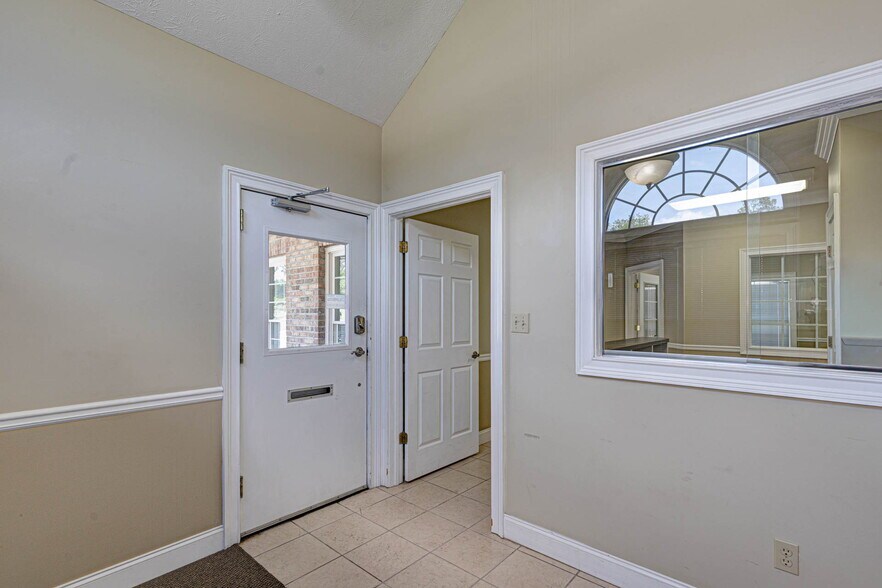 More Photos Of 5050 Warm Springs Rd, Columbus Office For Sale