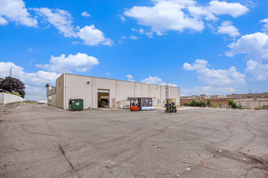 More Photos Of 1854 S Rochester Rd, Rochester Hills Storefront For Lease