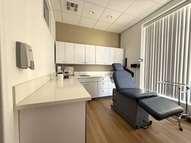 More Photos Of 1445 N La Brea Ave, Los Angeles Medical For Lease