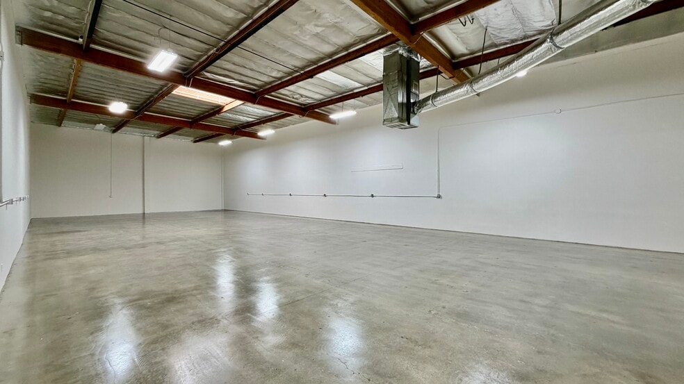 More Photos Of 18320-18330 Oxnard St, Tarzana Unknown For Lease