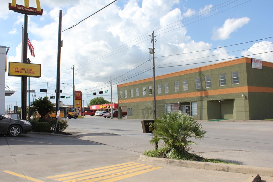 More Photos Of 100 N Main St, Galena Park Freestanding For Lease