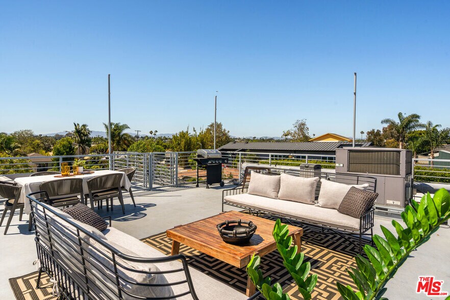 More Photos Of 1076 Palms Blvd, Venice Apartments For Sale