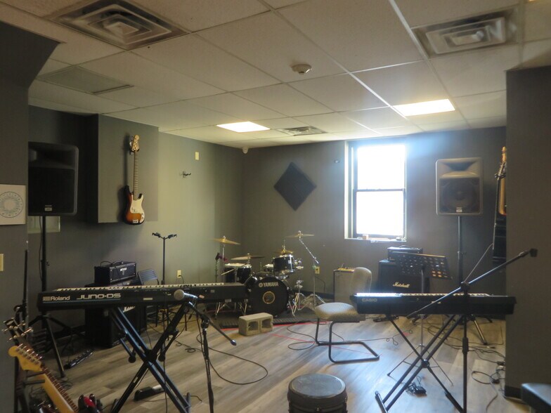 More Photos Of 1 W Main St, Somerville Freestanding For Lease