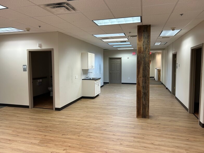 More Photos Of 45 Forest Falls Dr, Yarmouth Medical For Sale