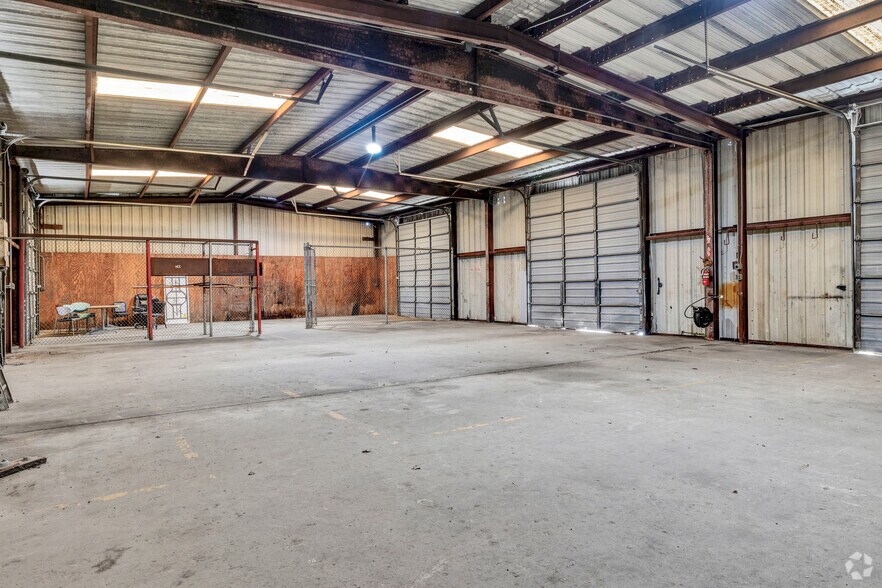 More Photos Of 8403 Bassett St, Houston Warehouse For Sale