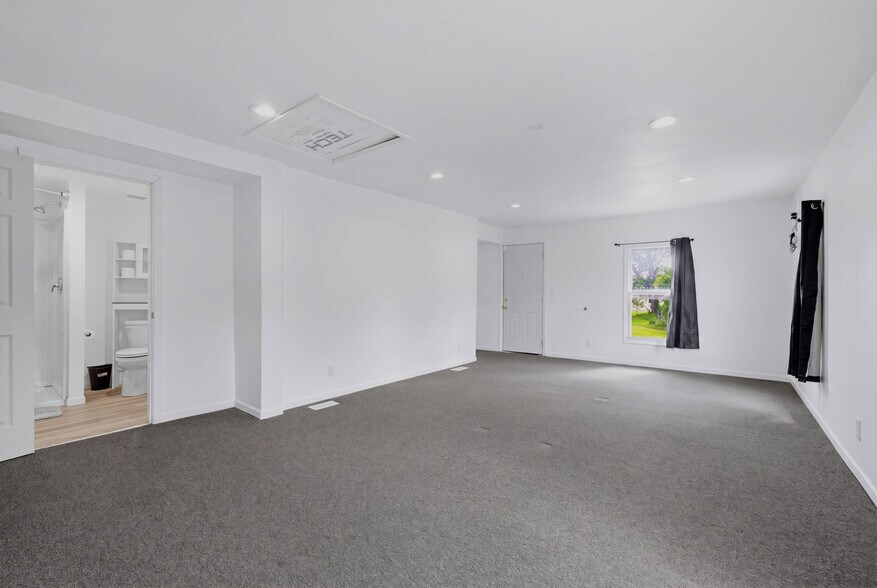 More Photos Of 307 E 23rd St S, Independence Office For Sale