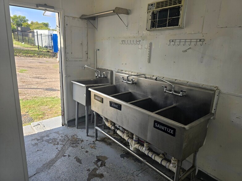 More Photos Of 5225 University Hills Blvd, Dallas General Retail For Lease