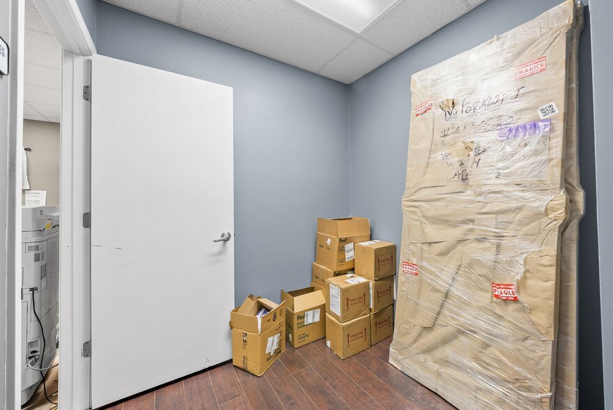 More Photos Of 112 Center Ct, Clarksville Office Residential For Sale