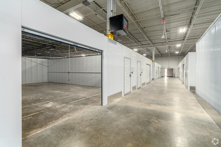 More Photos Of 900 Pressley Rd, Charlotte Warehouse For Lease
